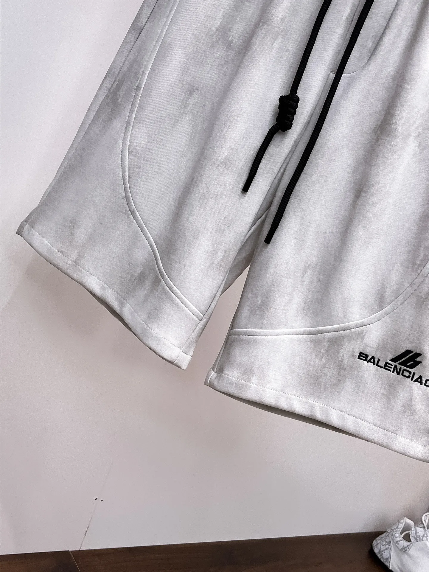 Balenciaga's three-standard complete 2026 summer New Arrival men's casual shorts, advanced custom-made Breathable fabric, Breathable fabric, extremely stretchy and comfortable, impeccable details, top-grade accessories, original logo design concept, delicate and soft feel! The upper body fit is awesome! Size: M-XXXL Please state your height and weight when ordering